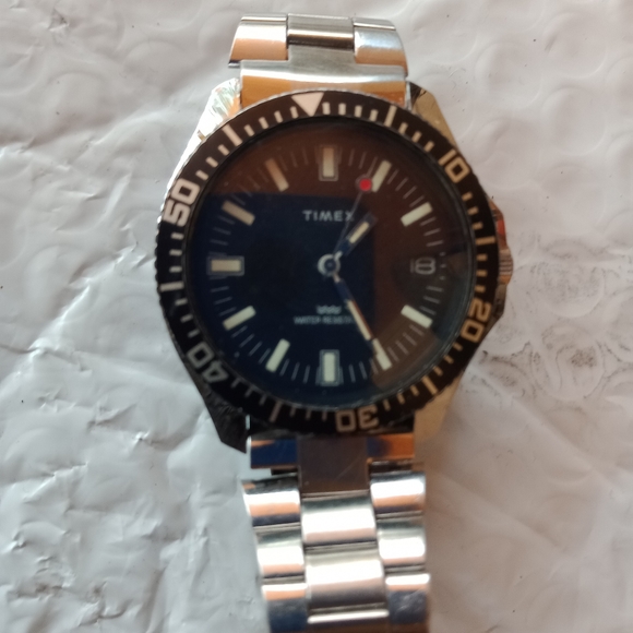 Vintage Timex Diver Watch Mens Silver Tone Black Dial Date Window Manual Wind - Picture 2 of 7